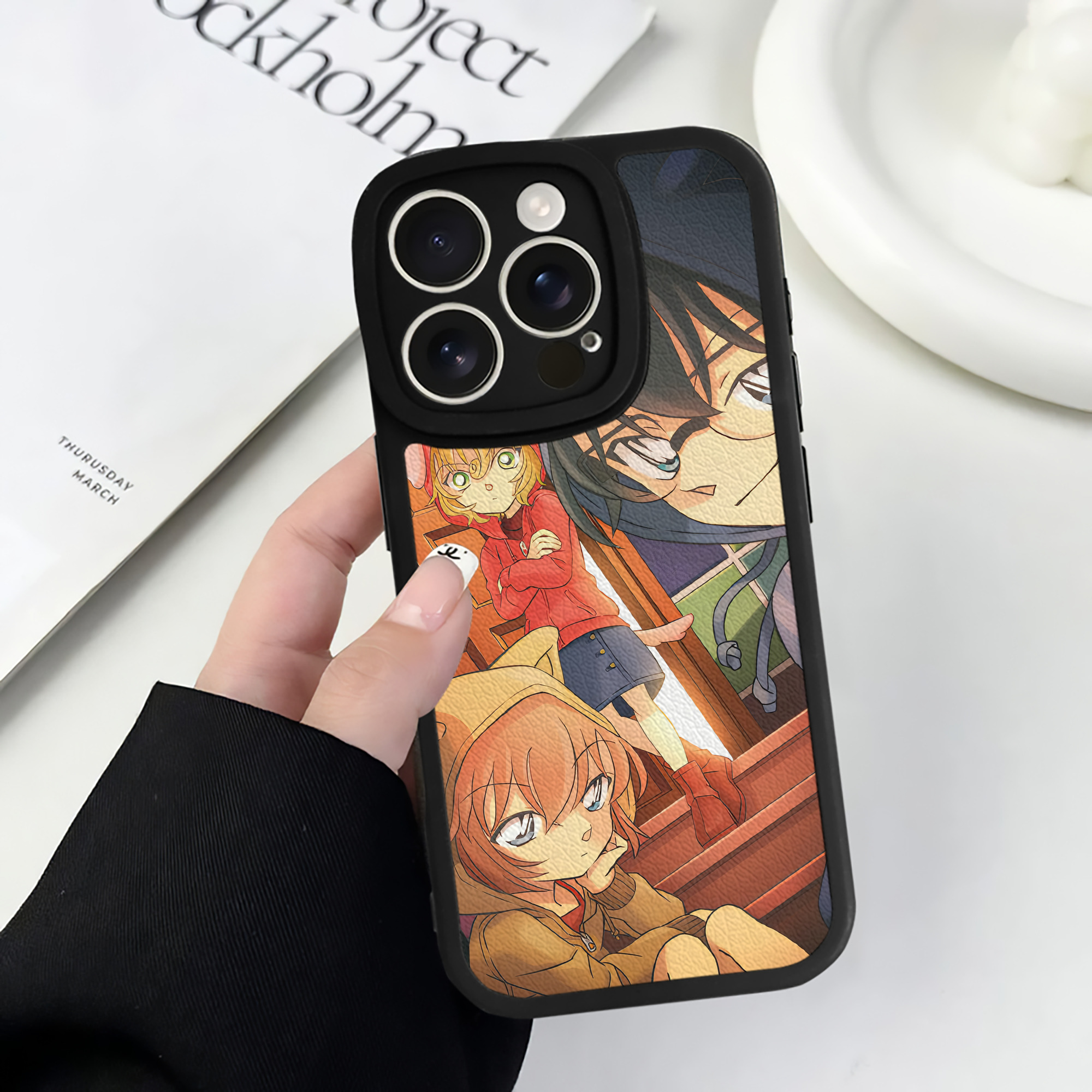 （画像用） 名探偵コナン Detective Conan 【iPhone 16シリーズ対応】シリコンスマホケース（レザー調） 材質：シリコン